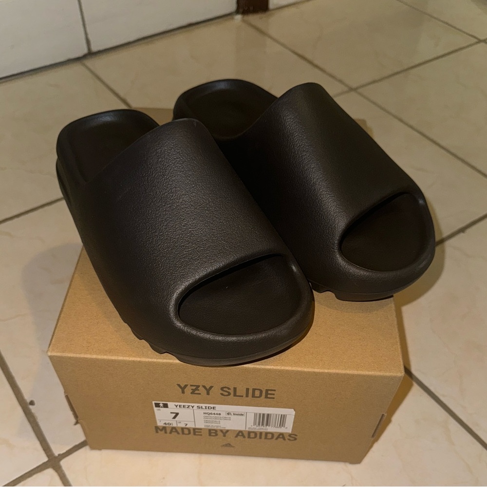 Yeezy Slides “Onyx” 2022